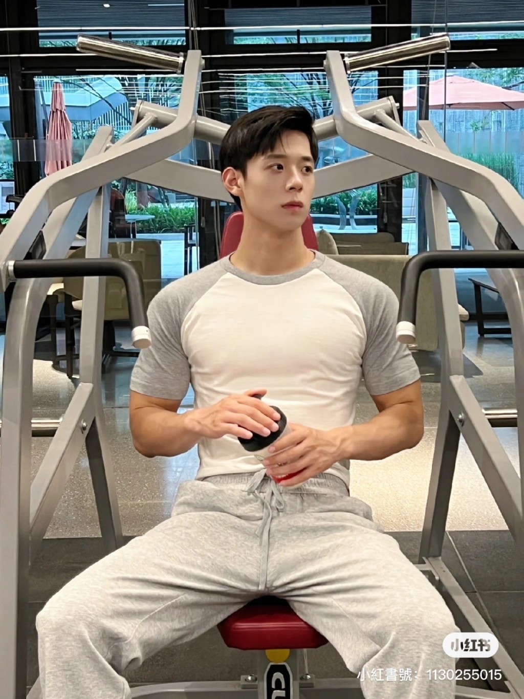 搭車遇「襯衫肌肉男」回頭率超高!一摘下口罩「女乘客戀愛尖叫」:好想搭訕