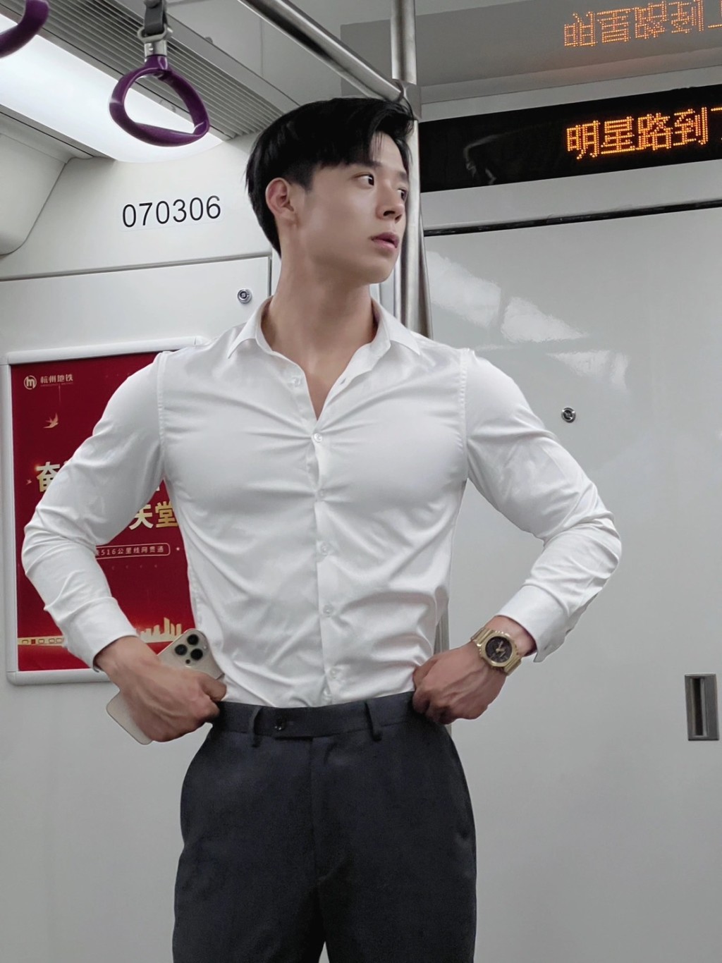 搭車遇「襯衫肌肉男」回頭率超高!一摘下口罩「女乘客戀愛尖叫」:好想搭訕