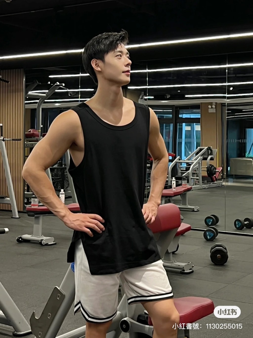 搭車遇「襯衫肌肉男」回頭率超高!一摘下口罩「女乘客戀愛尖叫」:好想搭訕