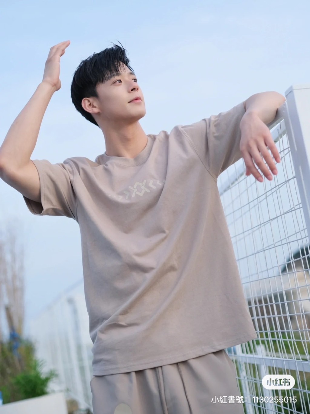 搭車遇「襯衫肌肉男」回頭率超高!一摘下口罩「女乘客戀愛尖叫」:好想搭訕