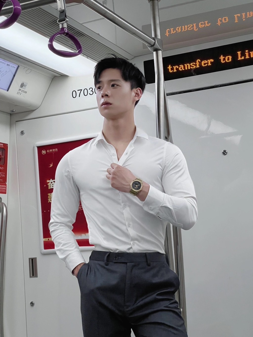 搭車遇「襯衫肌肉男」回頭率超高!一摘下口罩「女乘客戀愛尖叫」:好想搭訕