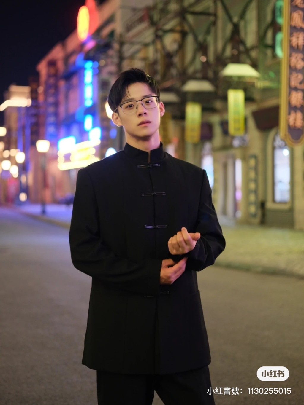 搭車遇「襯衫肌肉男」回頭率超高!一摘下口罩「女乘客戀愛尖叫」:好想搭訕