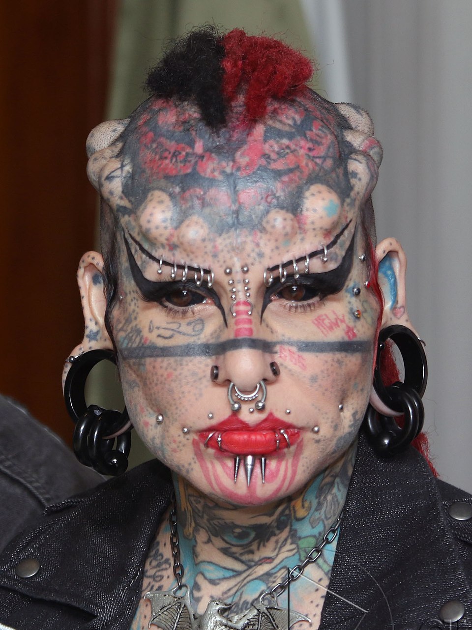 被封女吸血鬼! 她改造身體49處「整前模樣曝光」 網嘆:原本很清純....