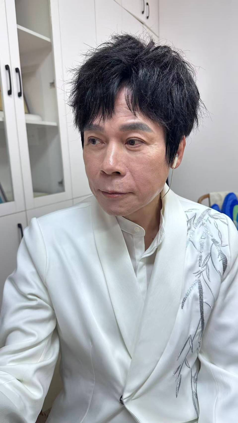 無預警緊急入院！62歲洪榮宏「患男性隱疾」突動刀　亮相「躺病床報平安」勇敢喊：就像坐月子