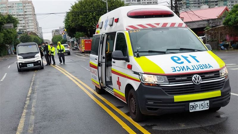 快訊／嘉義重大車禍！23歲女「失控自撞電線桿」　後座男雙腳全斷「2歲女童頭部重創」救不回