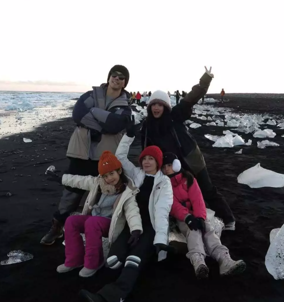 萬聖節大解放！20歲梧桐妹突PO照「白襯衫大開超辣」　臉全變了「完美複製賈靜雯」網驚嘆不已...