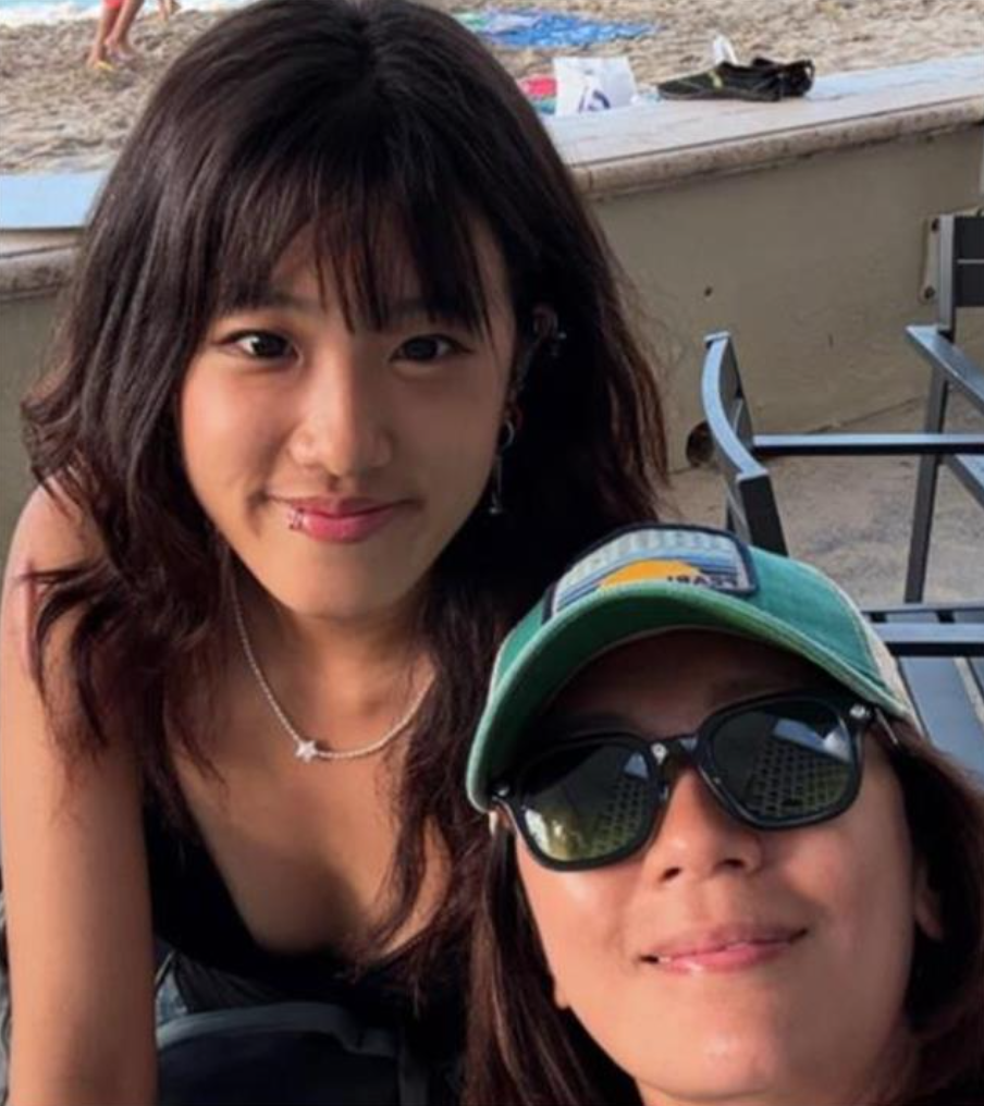 萬聖節大解放！20歲梧桐妹突PO照「白襯衫大開超辣」　臉全變了「完美複製賈靜雯」網驚嘆不已...