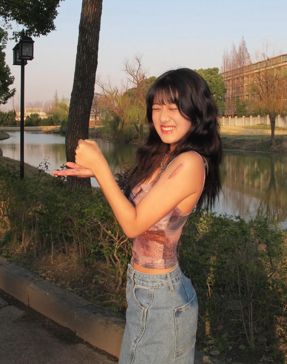 萬聖節大解放！20歲梧桐妹突PO照「白襯衫大開超辣」　臉全變了「完美複製賈靜雯」網驚嘆不已...