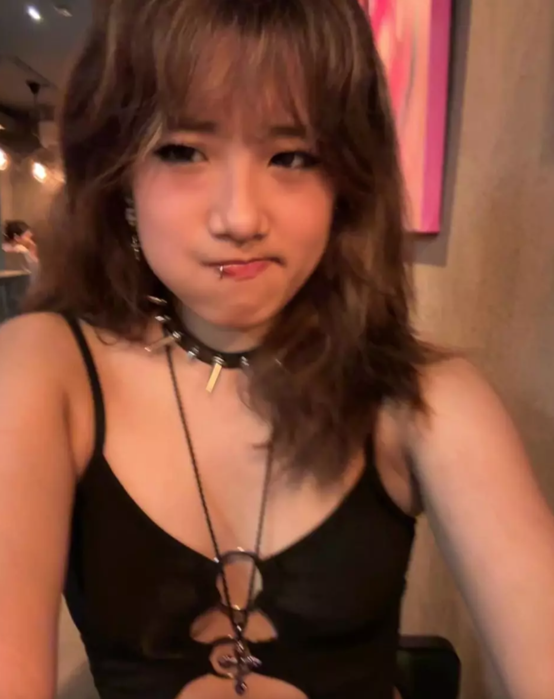 萬聖節大解放！20歲梧桐妹突PO照「白襯衫大開超辣」　臉全變了「完美複製賈靜雯」網驚嘆不已...