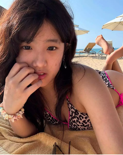 萬聖節大解放！20歲梧桐妹突PO照「白襯衫大開超辣」　臉全變了「完美複製賈靜雯」網驚嘆不已...