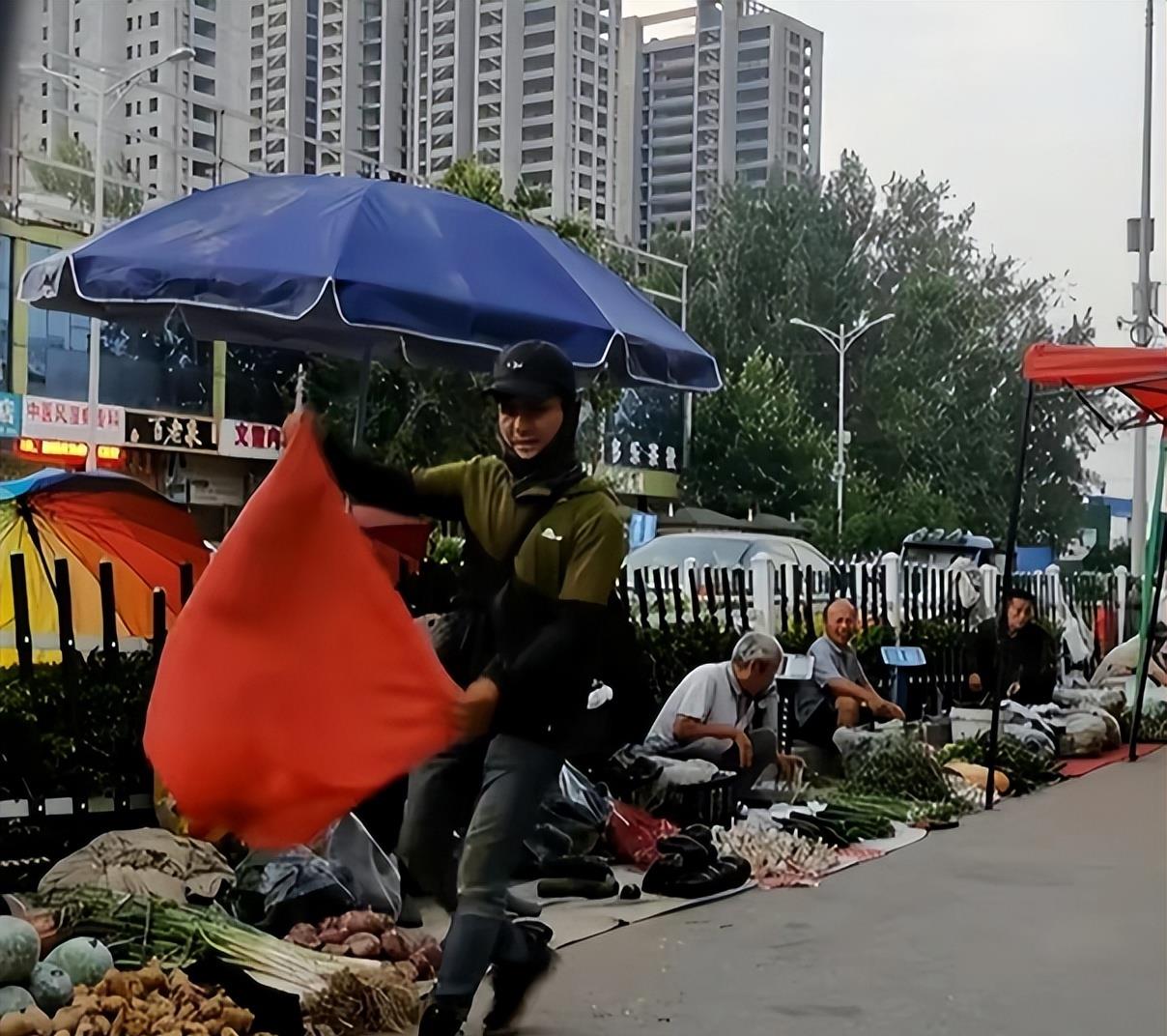 曾爆紅歌壇!45歲大咖歌手「如今淪落在市場賣菜」 欠債近千萬「精神明顯失常」近況不勝唏噓