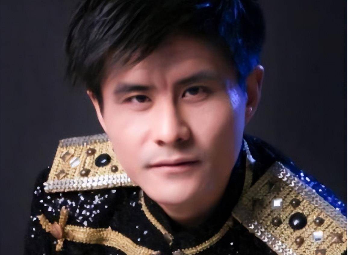 曾爆紅歌壇!45歲大咖歌手「如今淪落在市場賣菜」 欠債近千萬「精神明顯失常」近況不勝唏噓