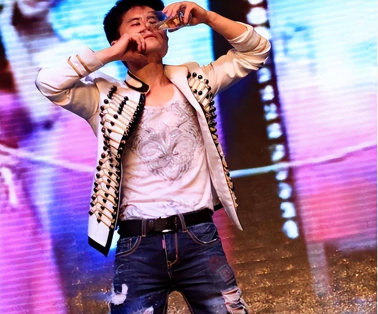 曾爆紅歌壇!45歲大咖歌手「如今淪落在市場賣菜」 欠債近千萬「精神明顯失常」近況不勝唏噓