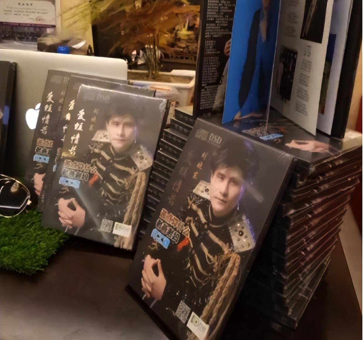 曾爆紅歌壇!45歲大咖歌手「如今淪落在市場賣菜」 欠債近千萬「精神明顯失常」近況不勝唏噓