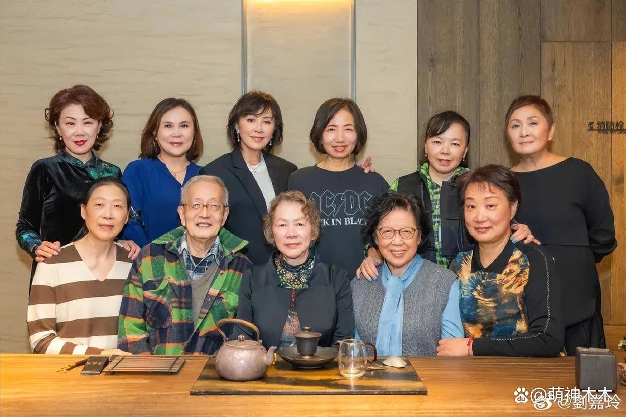 時隔50年！59歲劉嘉玲「曬出同學會合照」夢迴童年　網卻發現「臉部1處亮點」：大輸普通人...