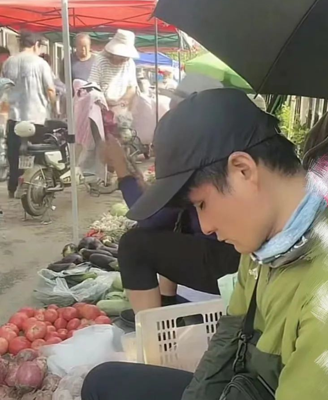 曾爆紅歌壇!45歲大咖歌手「如今淪落在市場賣菜」 欠債近千萬「精神明顯失常」近況不勝唏噓