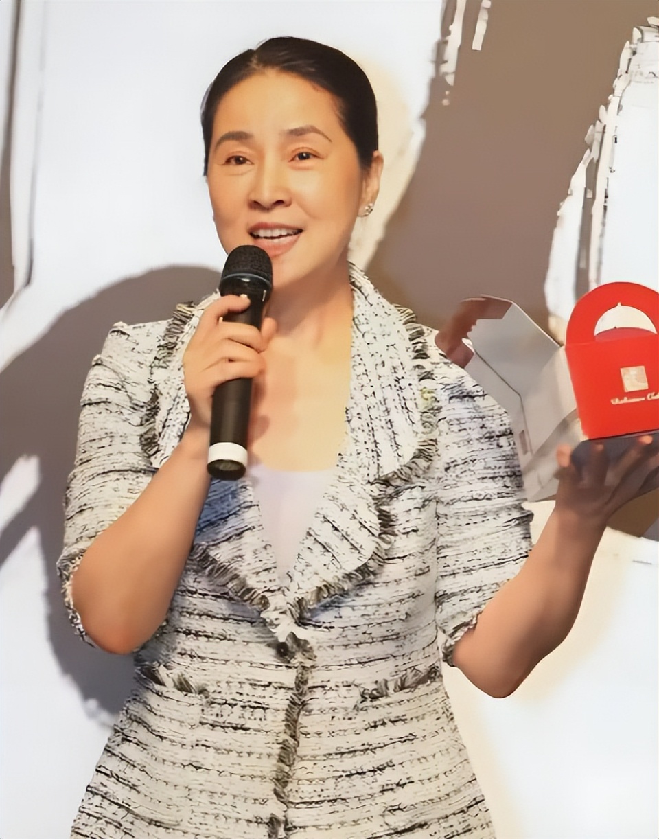 原諒成龍婚外情!林鳳嬌「在家相夫教子卻遭背叛」 無底線包容「為愛退圈43年」近況網嘆息:最偉大女人