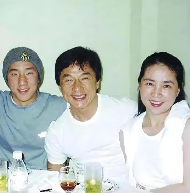 原諒成龍婚外情!林鳳嬌「在家相夫教子卻遭背叛」 無底線包容「為愛退圈43年」近況網嘆息:最偉大女人