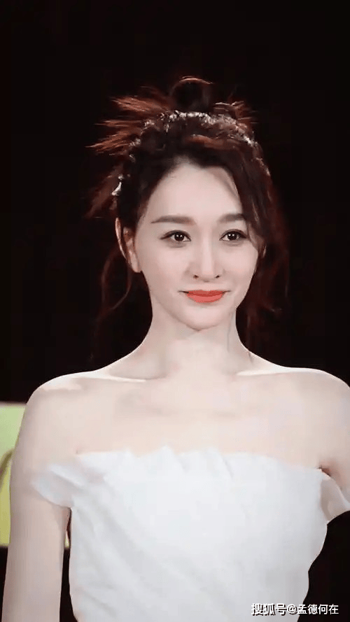 出道近30年!50歲知名影后「現身活動太驚艷」 展現火辣身材「力壓年輕女星」簡直太逆齡