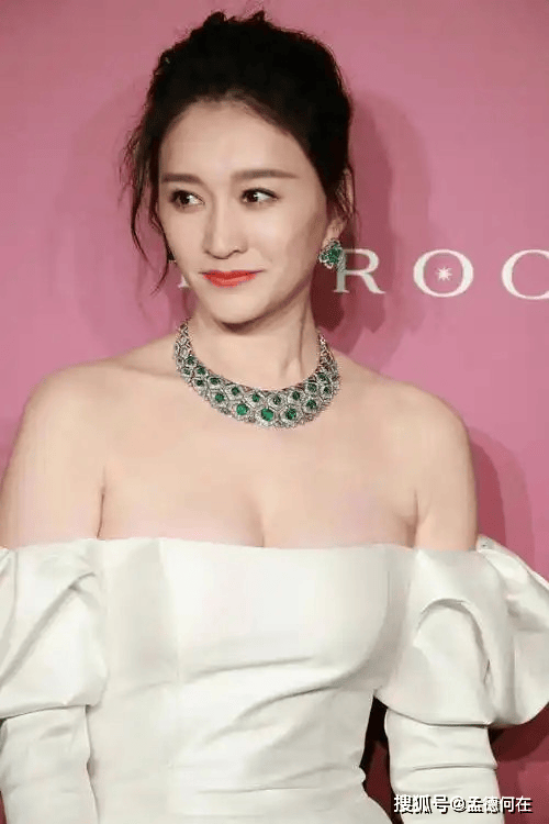 出道近30年!50歲知名影后「現身活動太驚艷」 展現火辣身材「力壓年輕女星」簡直太逆齡