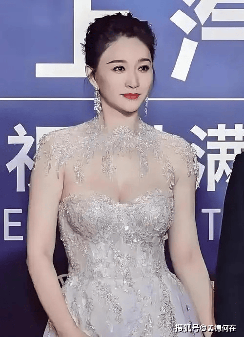 出道近30年!50歲知名影后「現身活動太驚艷」 展現火辣身材「力壓年輕女星」簡直太逆齡