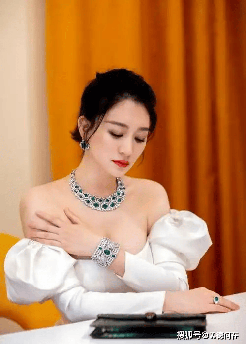 出道近30年!50歲知名影后「現身活動太驚艷」 展現火辣身材「力壓年輕女星」簡直太逆齡