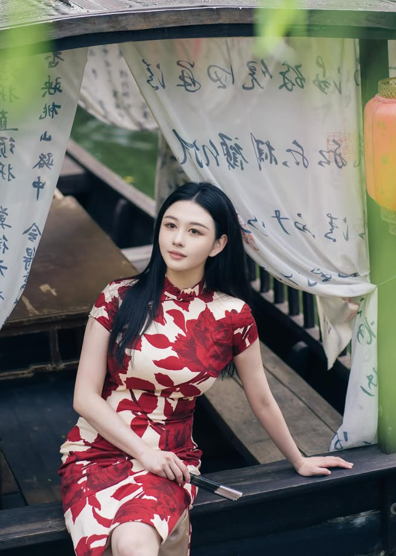 美到像古代穿越來！24歲星二代「萬聖節扮白娘子」　網狂讚「繼承性感女神神顏」：史上最美白蛇♥️