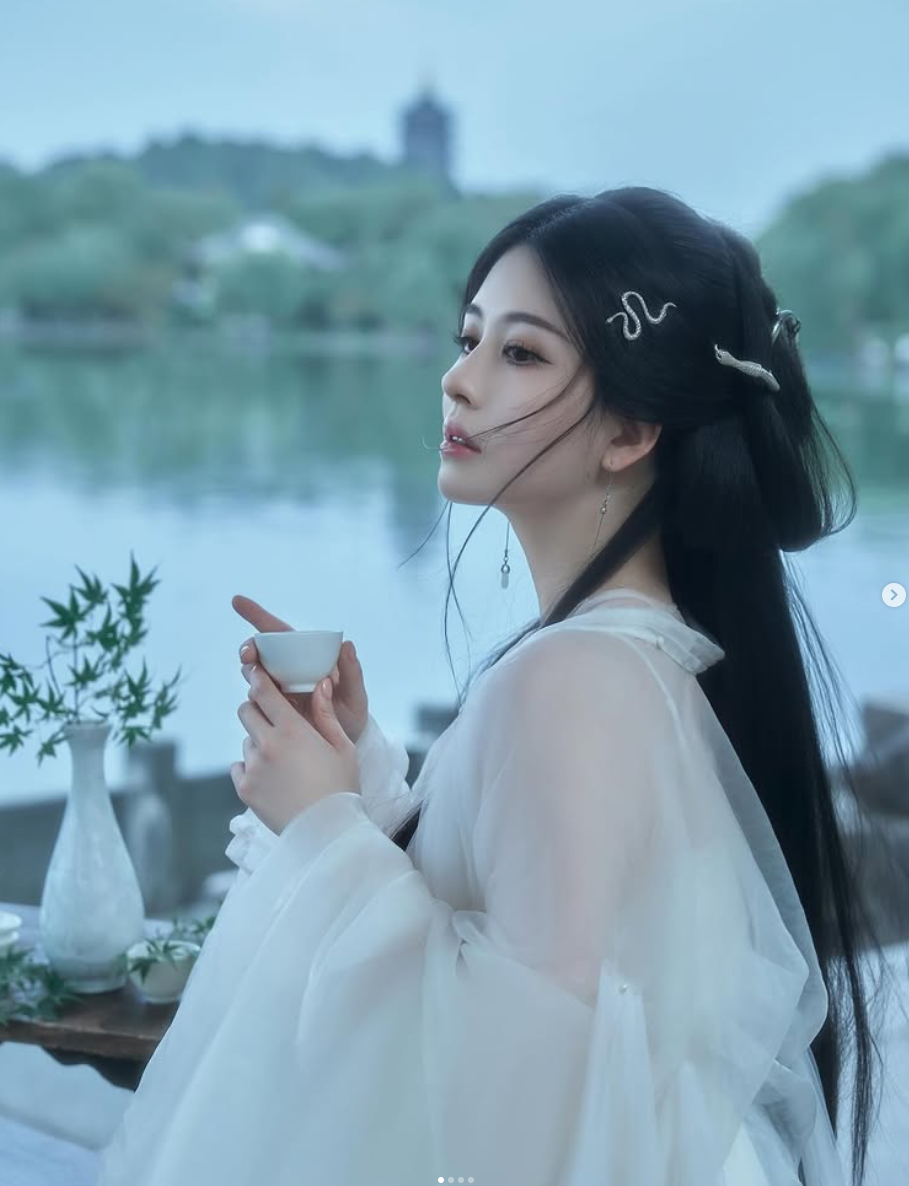 美到像古代穿越來！24歲星二代「萬聖節扮白娘子」　網狂讚「繼承性感女神神顏」：史上最美白蛇♥️