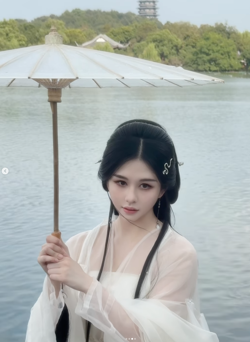 美到像古代穿越來！24歲星二代「萬聖節扮白娘子」　網狂讚「繼承性感女神神顏」：史上最美白蛇♥️