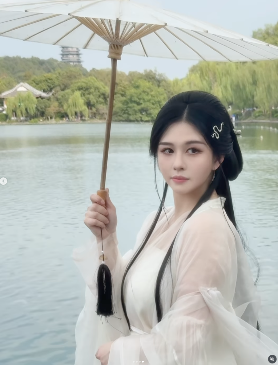 美到像古代穿越來！24歲星二代「萬聖節扮白娘子」　網狂讚「繼承性感女神神顏」：史上最美白蛇♥️