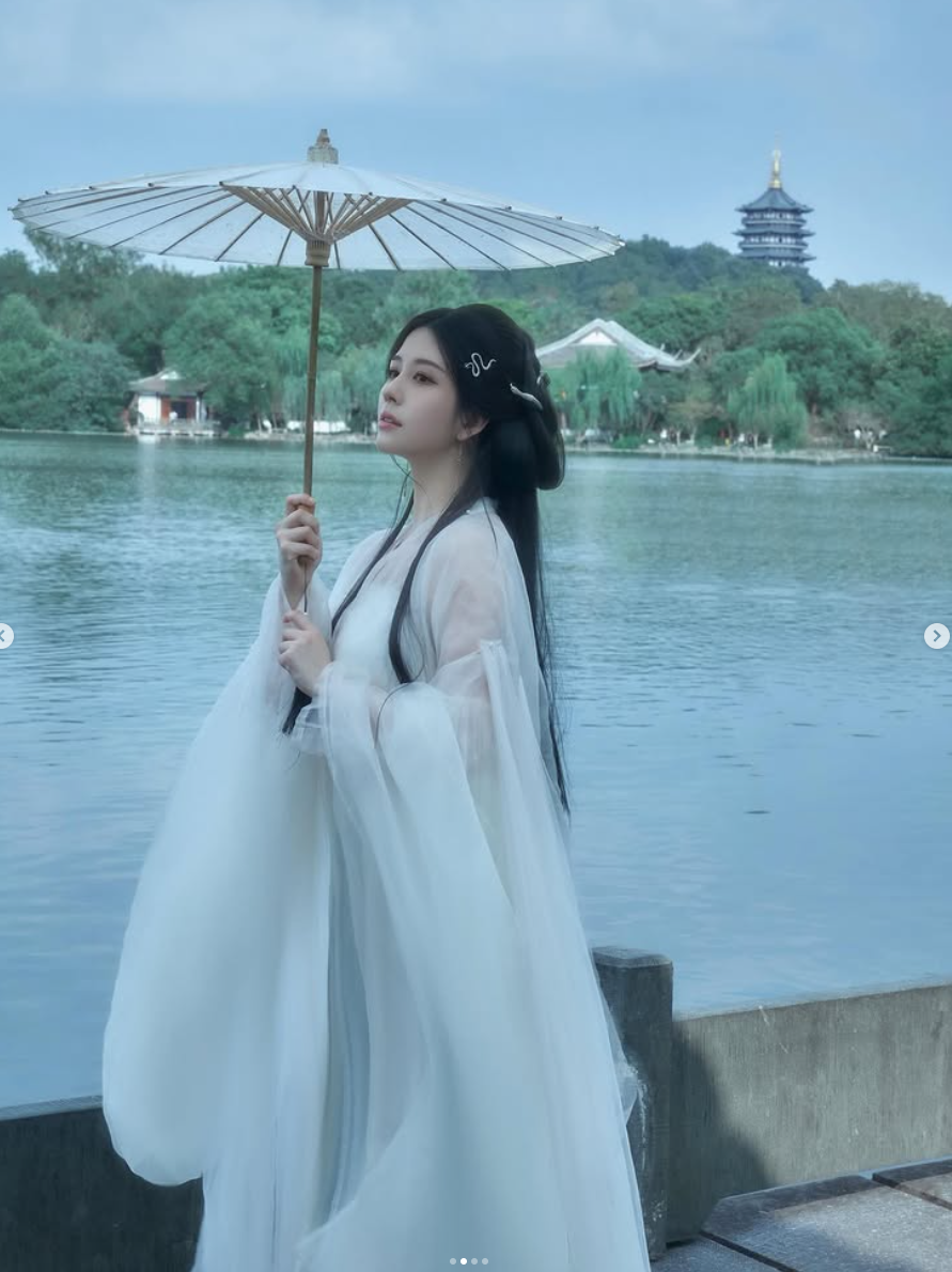 美到像古代穿越來！24歲星二代「萬聖節扮白娘子」　網狂讚「繼承性感女神神顏」：史上最美白蛇♥️