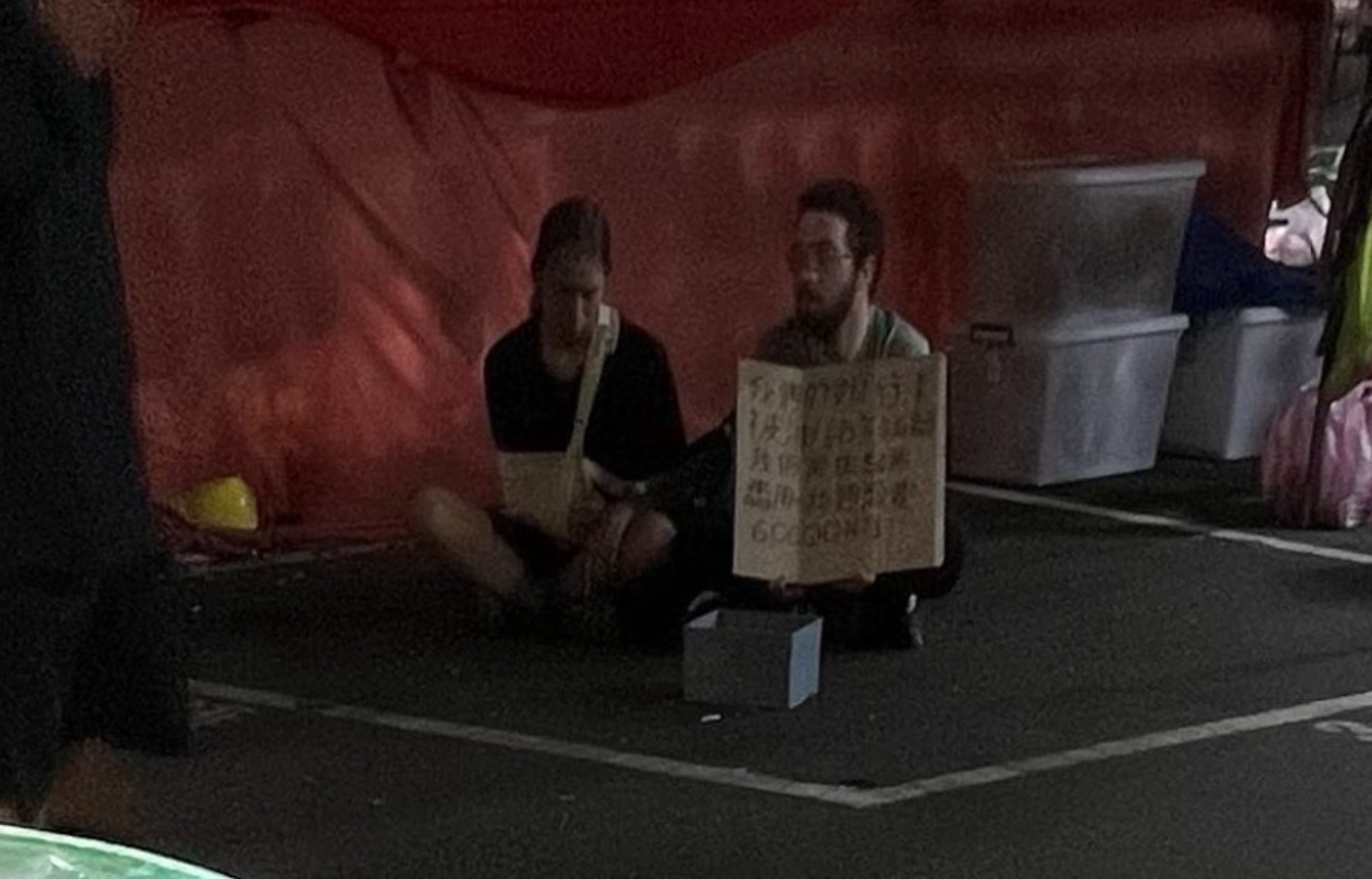 出意外斷手!2俄羅斯人「乞討醫藥費6萬」走遍3縣市 目擊網友「親曝事實真相」:根本踐踏愛心...