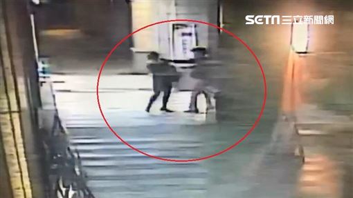 拿刀砍姊妹!新北退伍職軍「拒捕墜15樓身亡」 母痛哭曝「生前最後通話」