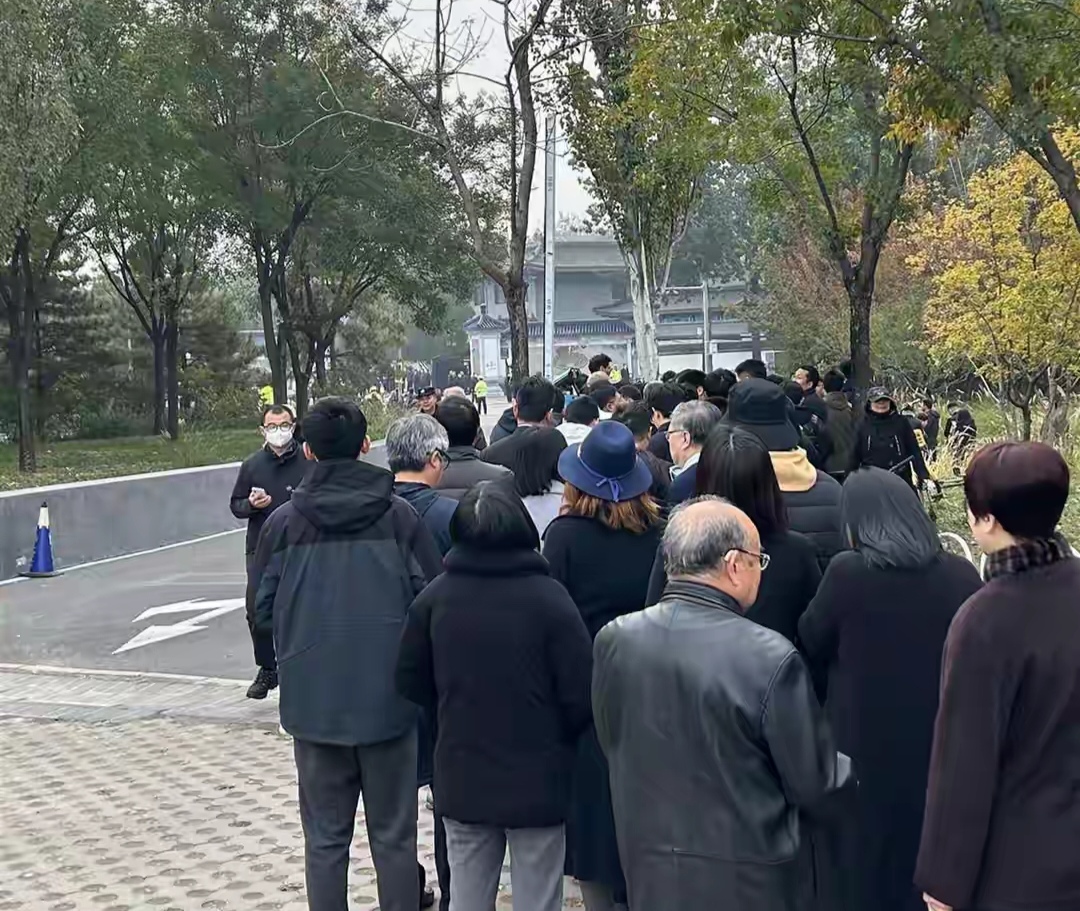 靈堂照曝光!知名大咖逝世「告別式盛大舉行」 送行隊伍看不到盡頭「小54歲妻子哭紅眼」