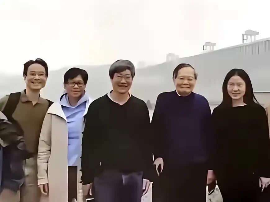 靈堂照曝光!知名大咖逝世「告別式盛大舉行」 送行隊伍看不到盡頭「小54歲妻子哭紅眼」