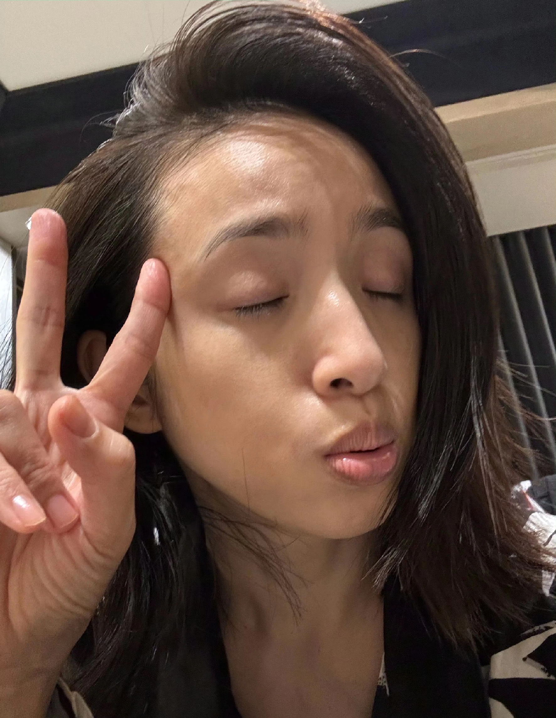 歡慶43歲生日!台灣影后「深夜曬出素顏」 網愣「膚色暗沈蠟黃」狂讚太真實:最美童顏媽咪♥️