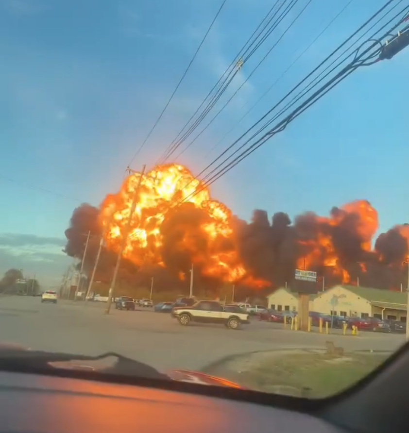 燒成火球!驚傳墜機「至少3死11傷」...救援曝光「傷亡持續擴大」