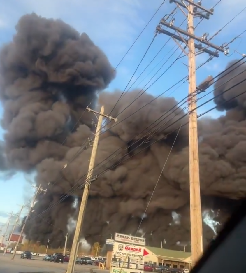 燒成火球!驚傳墜機「至少3死11傷」...救援曝光「傷亡持續擴大」