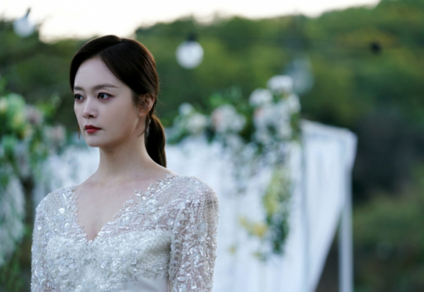 曖昧對象出國2年!我轉身「戀上他爸」變後媽 結婚當天他拿出「20年前舊照」婚禮變葬禮:悔恨終生