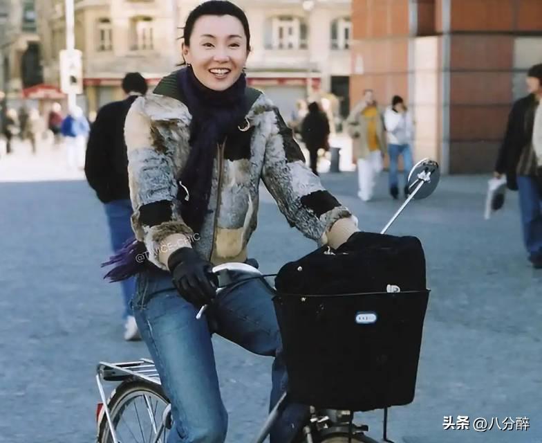 離婚單身多年！張曼玉「巔峰時淡出」隱居國外　61歲「逛寶寶衣服」突驚喜公開：是時候向你們介紹了