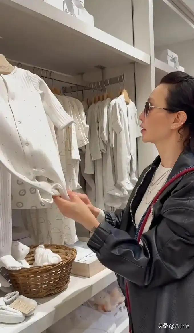 離婚單身多年！張曼玉「巔峰時淡出」隱居國外　61歲「逛寶寶衣服」突驚喜公開：是時候向你們介紹了