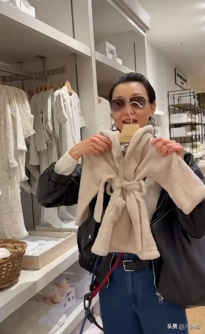 離婚單身多年！張曼玉「巔峰時淡出」隱居國外　61歲「逛寶寶衣服」突驚喜公開：是時候向你們介紹了