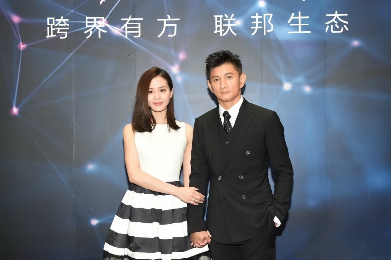 昔日男神變五五身!55歲吳奇隆「腫一圈現身街頭」 屢傳婚變「娶小17歲妻婚姻現況」驚喜曝光