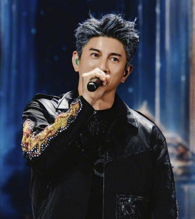 昔日男神變五五身!55歲吳奇隆「腫一圈現身街頭」 屢傳婚變「娶小17歲妻婚姻現況」驚喜曝光