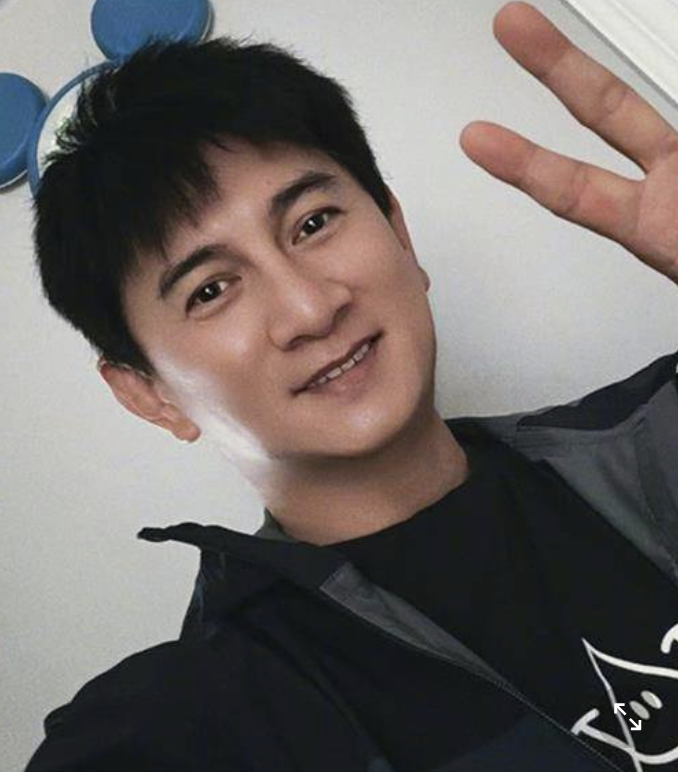 昔日男神變五五身!55歲吳奇隆「腫一圈現身街頭」 屢傳婚變「娶小17歲妻婚姻現況」驚喜曝光