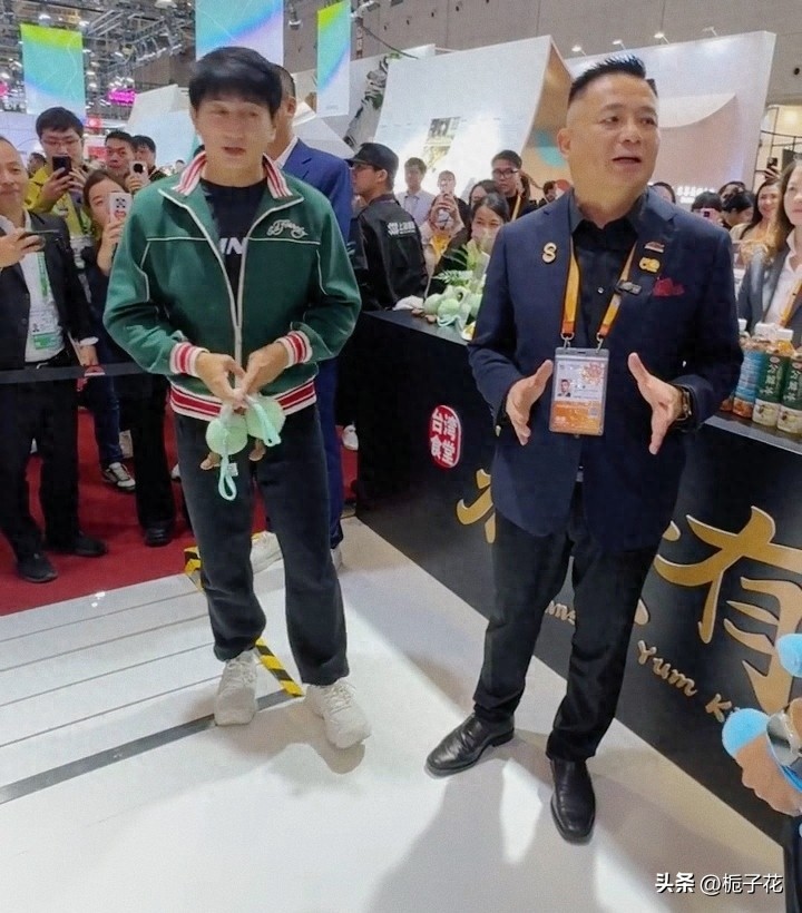 昔日男神變五五身!55歲吳奇隆「腫一圈現身街頭」 屢傳婚變「娶小17歲妻婚姻現況」驚喜曝光