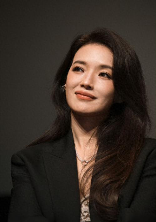 一當導演就奪大獎!49歲舒淇「老公驚喜站台」 甜蜜合體「51歲老公卻像她叔叔」網愣:像兩輩人