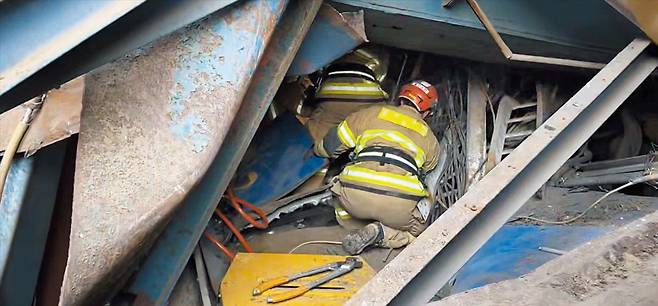 驚傳至少3人身亡！救難人員崩潰：「他在面前斷氣...」