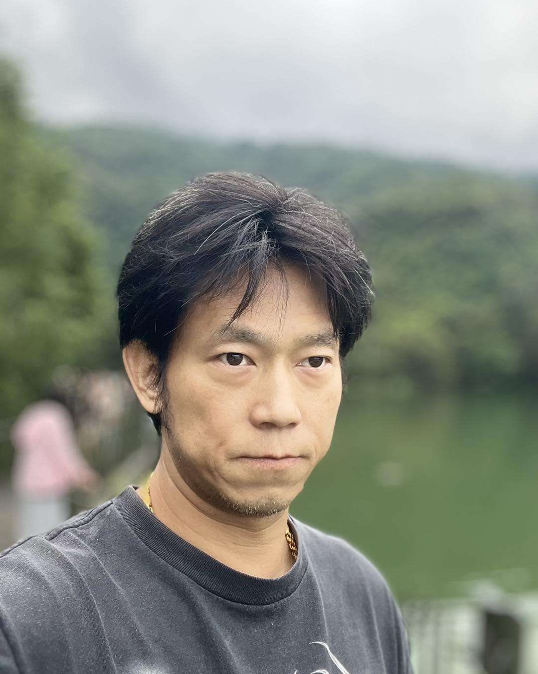 上百人前來送行！顏正國「告別式現場曝光」滿場白花　她情緒潰堤：「盡全力守護你家人」