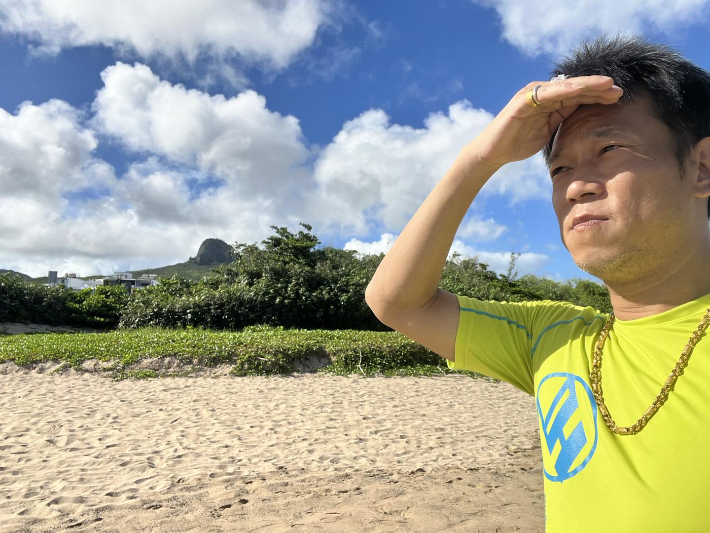 上百人前來送行！顏正國「告別式現場曝光」滿場白花　她情緒潰堤：「盡全力守護你家人」